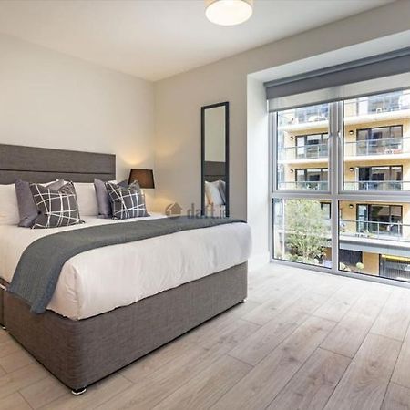 Modern Sandyford Bedroom Экстерьер фото