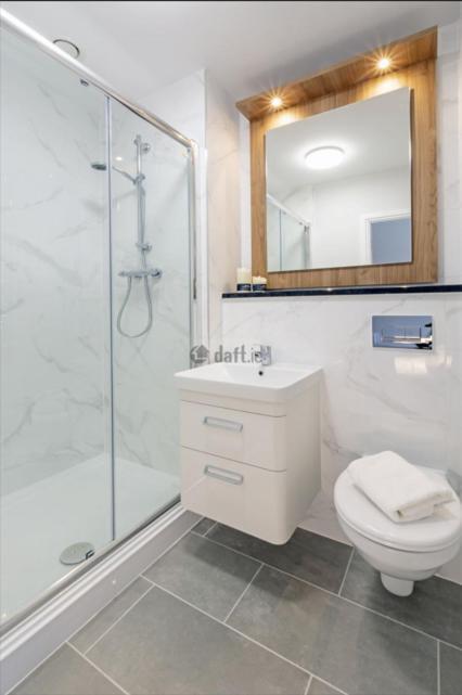Modern Sandyford Bedroom Экстерьер фото