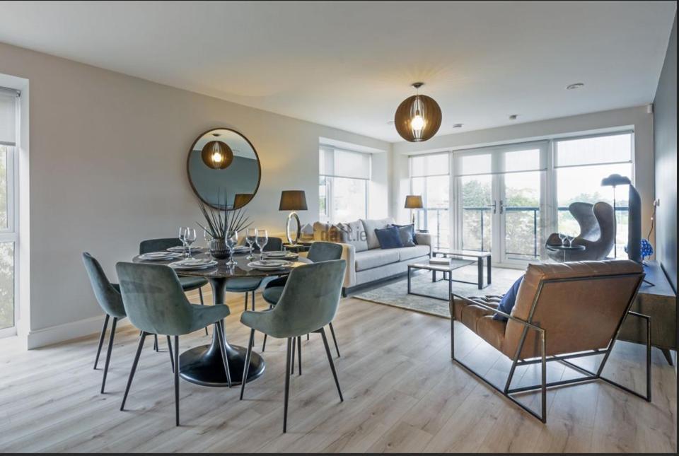 Modern Sandyford Bedroom Экстерьер фото